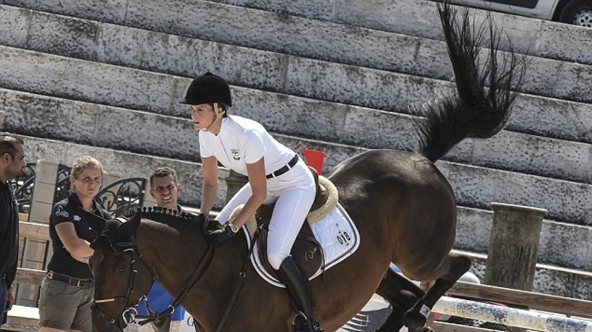 Μετά το χωρισμό: Η Αθήνα Ωνάση κατέβηκε σε αγώνες ιππασίας